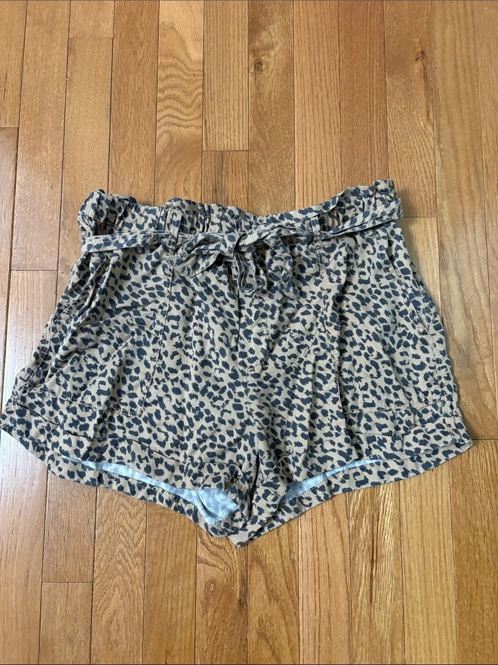 Aerie Leopard Print Paperbag Shorts Size Large High Rise Tie Waist Lyocell